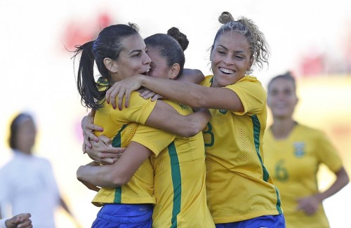 Fãs de futebol feminino americano em um estádio da copa do mundo apoiando a  equipe nacional