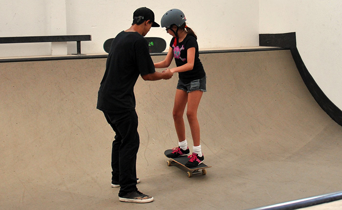 Um curso gratuito de skate para crianças no skatepark de