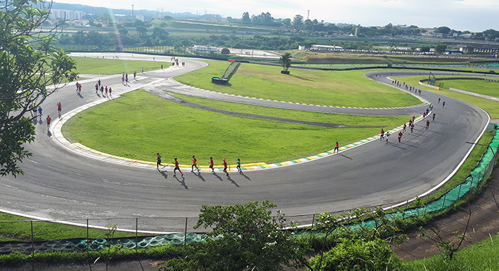 Pista de corrida de parede é lançada para Dia dos Pais - 30/07/2011 -  Folhinha - Folha de S.Paulo