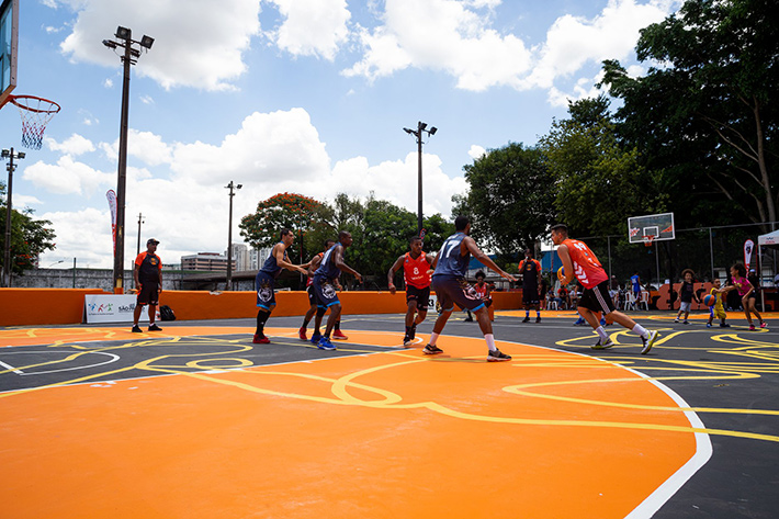 Prefeitura de São Paulo oferece aulas de basquete gratuitas para