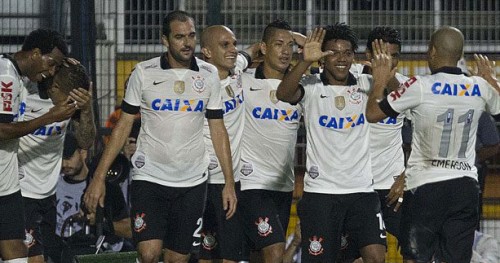 Jogadores do Corinthians fazem festa após gol