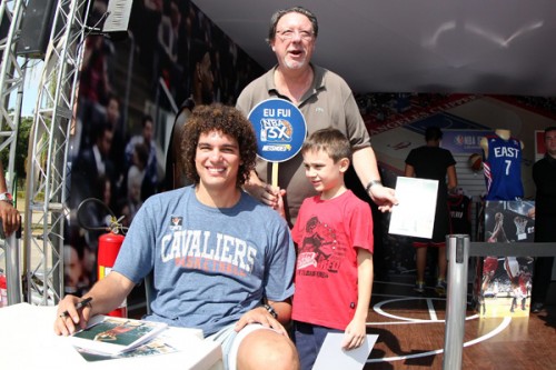 Anderson Varejão dá autógrafo durante o NBA 3X (William Lucas)