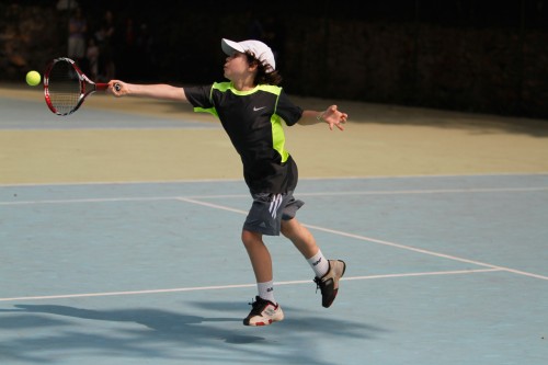 Garoto joga tênis