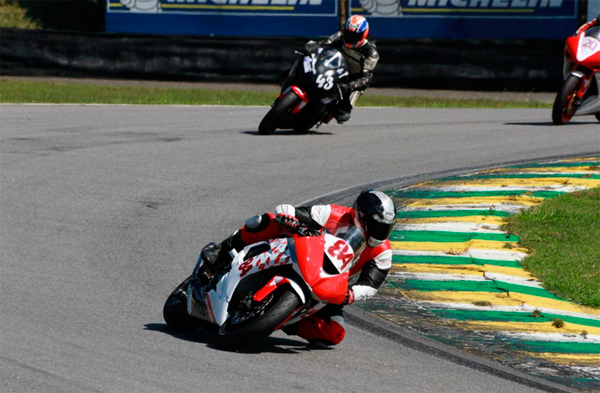 Acidente durante corrida de moto deixa dois pilotos mortos