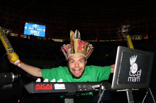 DJ em ação durante Brasil x França no Ibirapuera (FIVB/Divulgação)