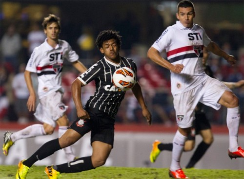 Observado por Lúcio, do São Paulo, Romarinho tenta dominar bola (Daniel Augusto Jr/Agência Corinthians)