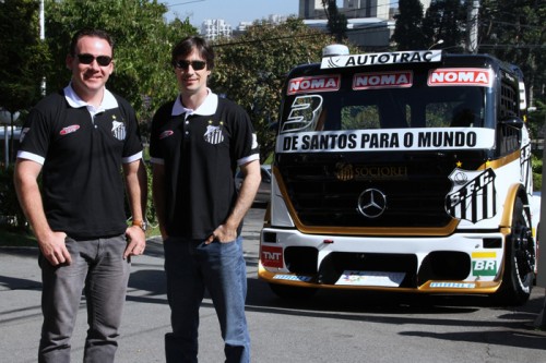 Cirino e Piquet diante de Mercedes "santista" (Orlei Silva/Divulgação)