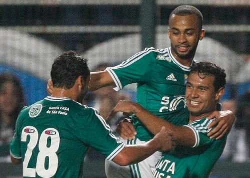 Wesley e Vinicius se abraçam após gol (Cesar Greco/Ag Palmeiras)