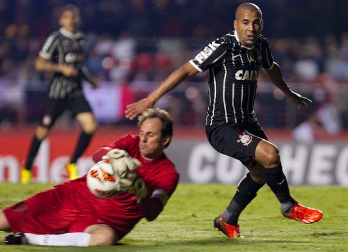 Rogério defende bola com Emerson ao lado (Daniel Augusto Jr/Agência Corinthians)