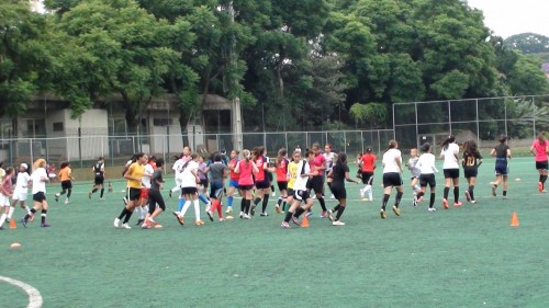 Treinamento de futebol feminino no COTP