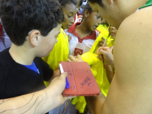 Rafael Mineiro distribui autógrafos  (Andrei Spinassé/Esportividade)