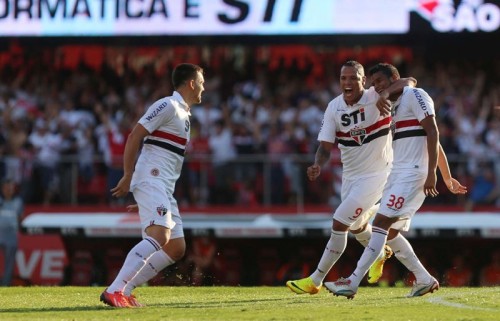 Luis Fabiano comemora gol com Reinaldo (Rubens Chiri/saopaulofc.net)