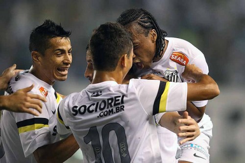 Jogadores do Santos comemoram gol em jogo do Campeonato Brasileiro de 2013