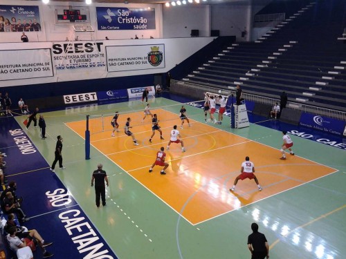Vôlei no ginásio Milton Feijão, em São Caetano do Sul