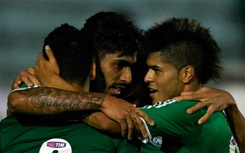 Jogadores do Palmeiras se abraçam após gol (Cesar Greco/Ag Palmeiras)