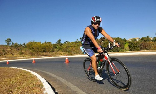 Tuka Rocha pedala no Ironman 70.3 Brasil