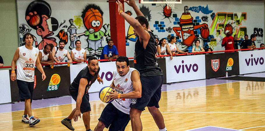 Pessoas jogando basquete 3x3 no Ibirapuera - Esportes para se