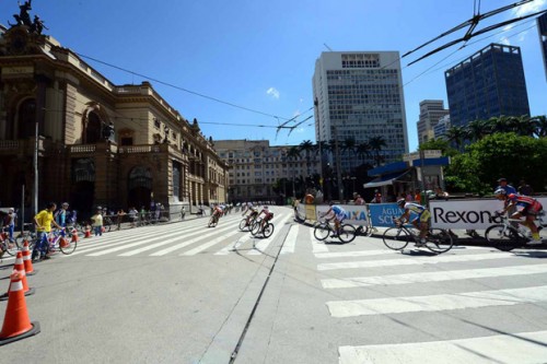 Ciclistas passam pelo Theatro Municipal (Sérgio Shibuya/MBraga Comunicação)