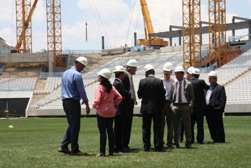 Autoridades visitam a Arena Corinthians em 20 de janeiro de 2014 (Portal da Copa)