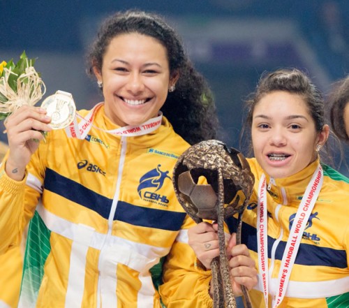 Elaine Gomes e Deborah Hannah comemoram o ouro no Mundial (Cinara Piccolo/Photo&Grafia)