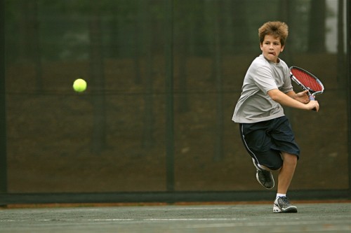 Menino joga tênis (Torrey Wiley)
