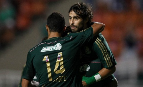 Valdivia e Alan Kardec se cumprimentam (Cesar Greco/Ag Palmeiras/Divulgação)