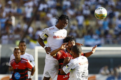 Lance da primeira partida entre Santos e Ituano no Pacamebu (Ricardo Saibun)