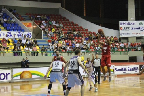 Joe Smith, do Pinheiros, tenta arremesso (Guilherme Peixinho/Divulgação)