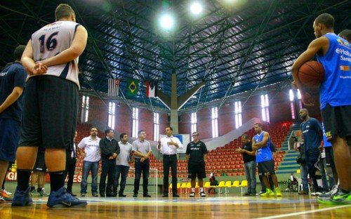 Prefeito Marco Bertaiolli visita treino de basquete de Mogi (Prefeitura)