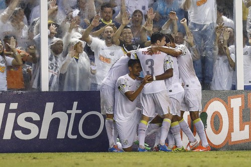 Jogadores do Santos celebram na Vila Belmiro durante semifinal do Paulista (Ricardo Saibun)