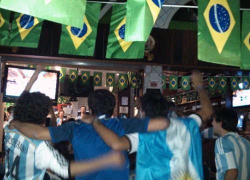 Argentinos em bar da região da Paulista, em São Paulo (Andrei Spinassé/Esportividade)