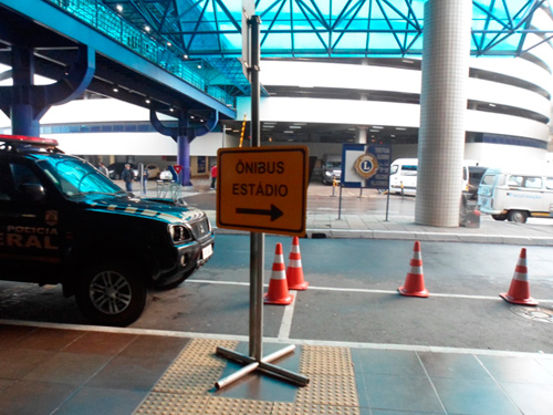 Placa que informa sobre ônibus para o estádio já no aeroporto (Iury Cesar Alves)