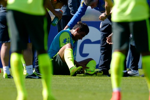 Paulinho sente dor em treino da seleção (Alexandre Loureiro/VIPCOMM)