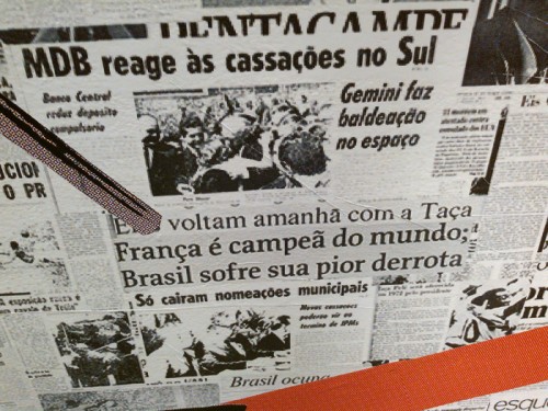 Manchetes de jornal sobre futebol no Sesc Santana; destaque para "pior derrota"