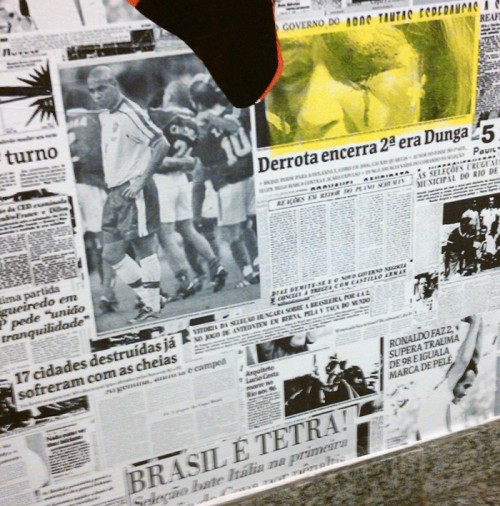 Manchetes de jornal sobre futebol no Sesc Santana