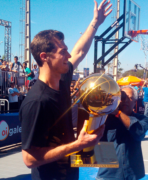 Tiago Splitter chega com o Larry O´Brien, troféu da NBA (Andrei Spinassé/Esportividade)