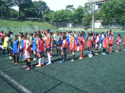 Meninas no campo do Centro Olímpico (Divulgação)