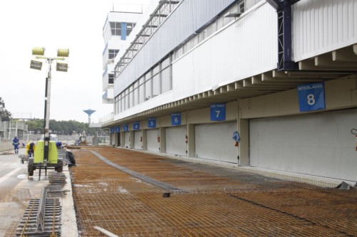 Troca de piso da área de trabalho do pit lane; boxes serão reformados em 2015 (José Cordeiro/ SPTuris)