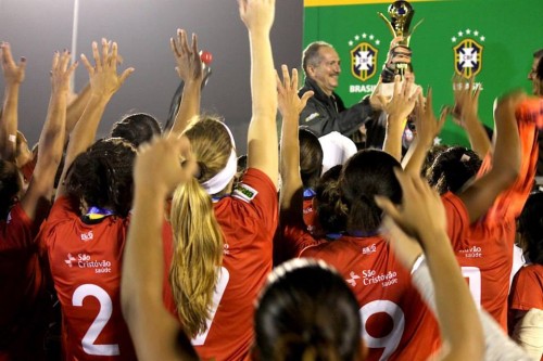 Centro Olímpico, primeiro campeão brasileiro, recebe troféu de Rebelo em 2013 (COTP)
