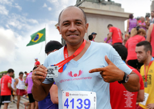 Marcelo Lacerda exibe medalha após completar 6 km no Ipiranga (Oficina do Movimento)
