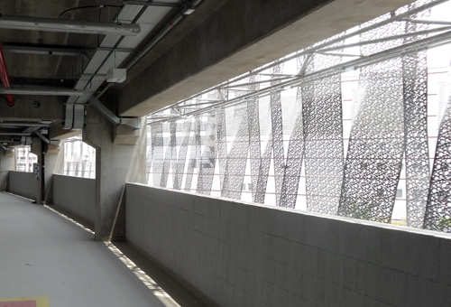Como traseira da fachada é vista de corredor de acesso aos camarotes (Fachada em aço inox (Andrei Spinassé/Esportividade)