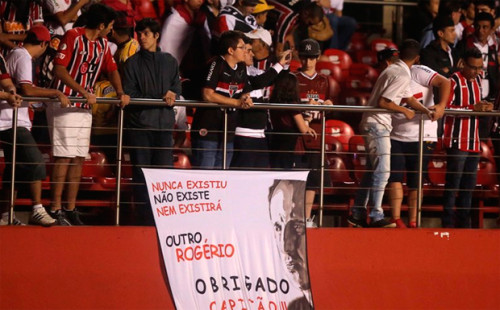 Torcida são-paulina e faixa em homenagem a Rogério Ceni (Rubens Chiri/saopaulofc.net)