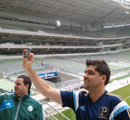 Torcedor tira selfie no Allianz Parque (Andrei Spinassé/Esportividade)