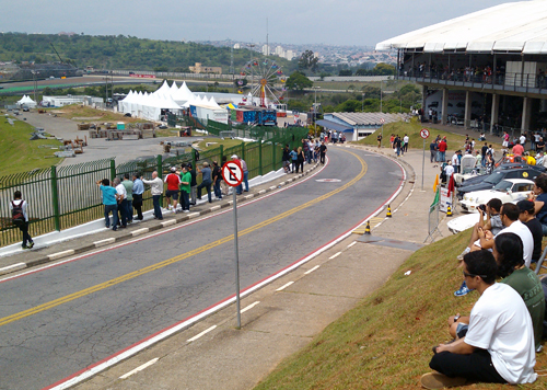 Público assiste aos treinos das 6h de SP em área gramada de Interlagos (Esportividade)