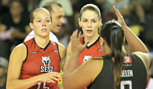 Monique, Suellen e Suelen, do Sesi-SP, e treinador Talmo ao fundo (Sesi-SP)
