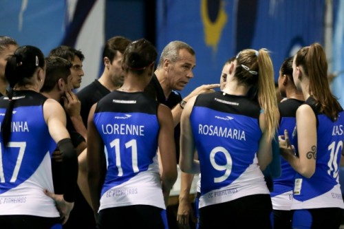 Wagão orienta jogadoras do Pinheiros (EC Pinheiros)
