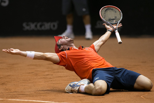 Pablo Cuevas vibra com título do Brasil Open-2015 (Daniel Vorley)