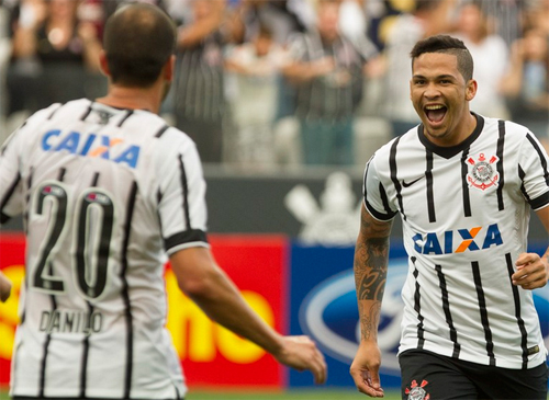 Luciano e Danilo comemoram gol corintiano (Daniel Augusto Jr/Agência Corinthians)