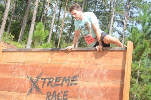 Subida e descida de parede de madeira na Xtrene Race
