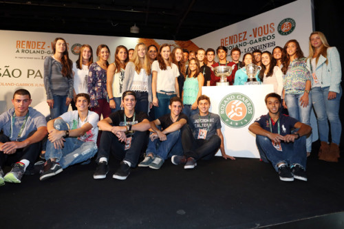 Participantes do Rendez-Vous à Roland-Garros com troféus de RG (Cristiano Andujar)